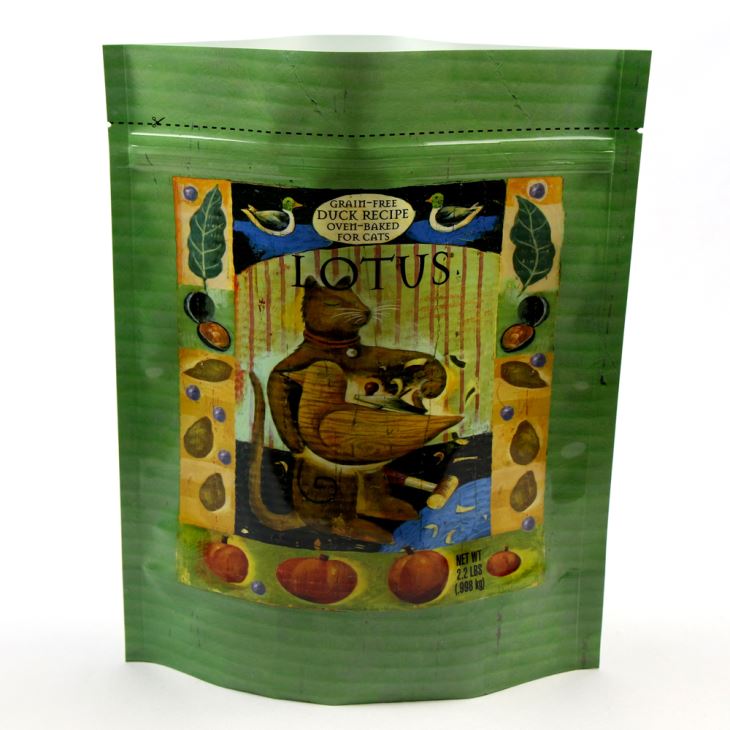 고양이 먹이 가방을 세우다.