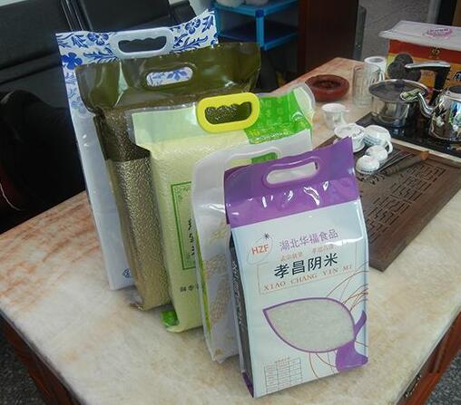 쌀 봉투의 디자인 브랜드 컨셉 및 색상 위치에 초점을 맞추어야